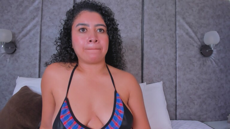 Tharaa24's Streamate show and profile
