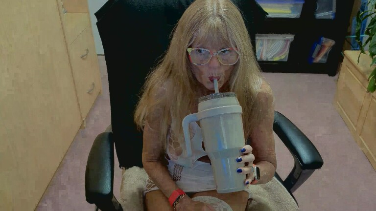 Redhotwifey's Streamate show and profile