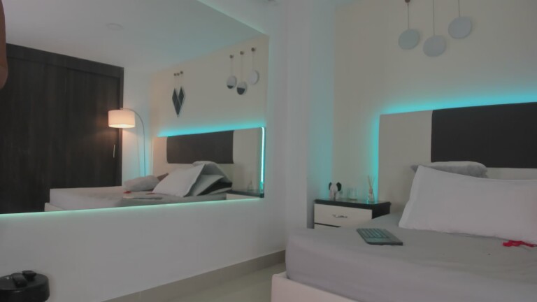 SkyLoren's Streamate show and profile